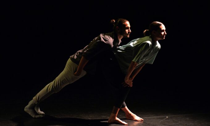 Saïdo Lehlouh et Johanna Faye en mouvement sur scène.