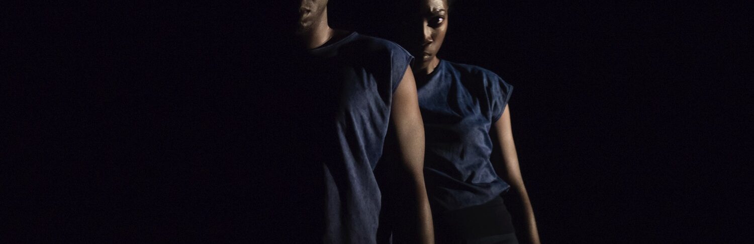 Photo des artistes Linda et Mike Hayford face caméra.