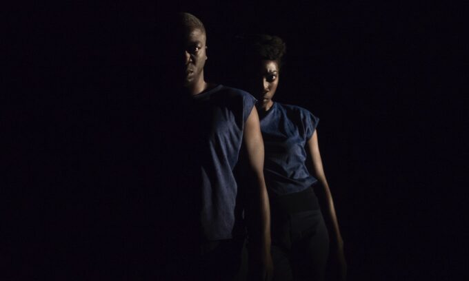 Photo des artistes Linda et Mike Hayford face caméra.