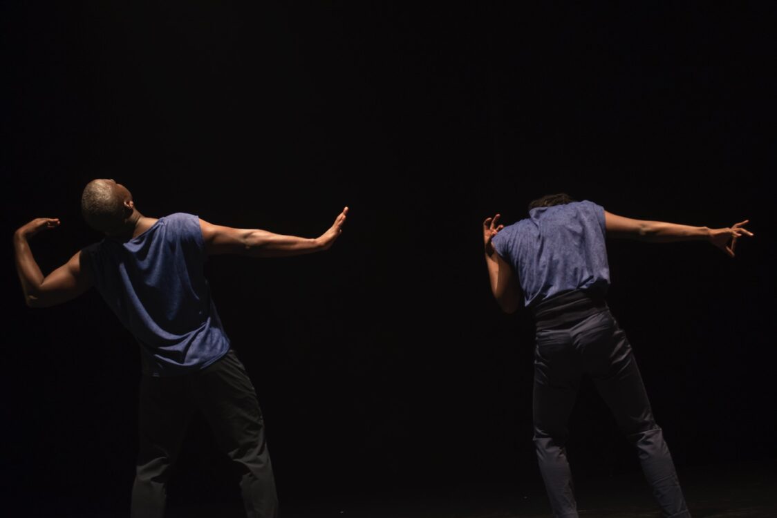 Photo des artistes Linda et Mike Hayford en mouvement.