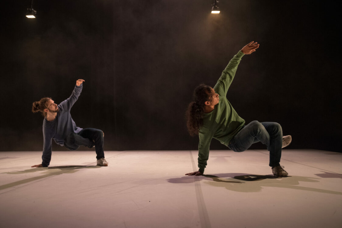 Photo des deux artistes en mouvement.