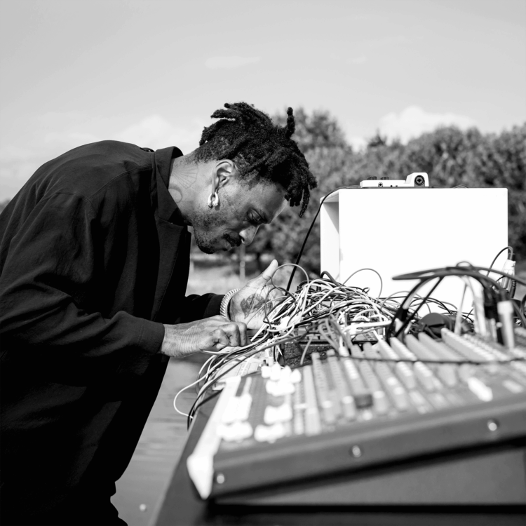 Photo en noir et blanc de l'artiste NSDOS.