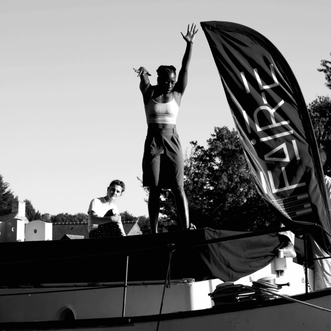 Photo en noir et blanc de l'artiste Linda Hayford en mouvement.