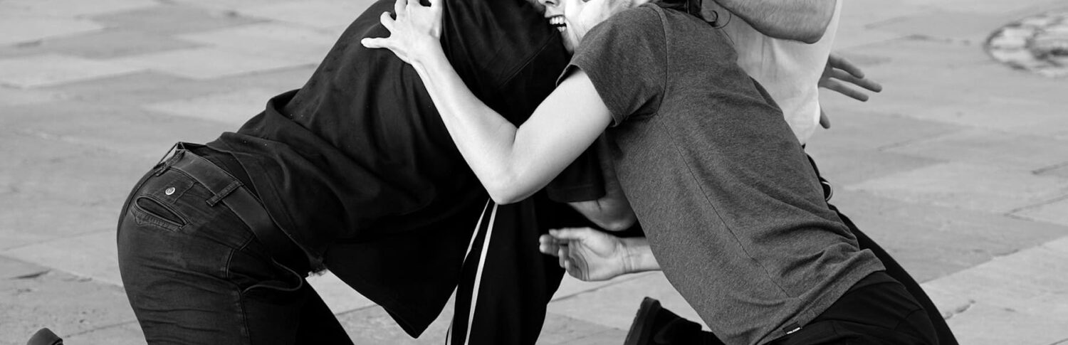 Photo en noir et blanc des artistes en mouvement.