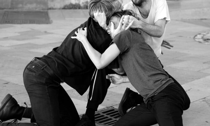 Photo en noir et blanc des artistes en mouvement.