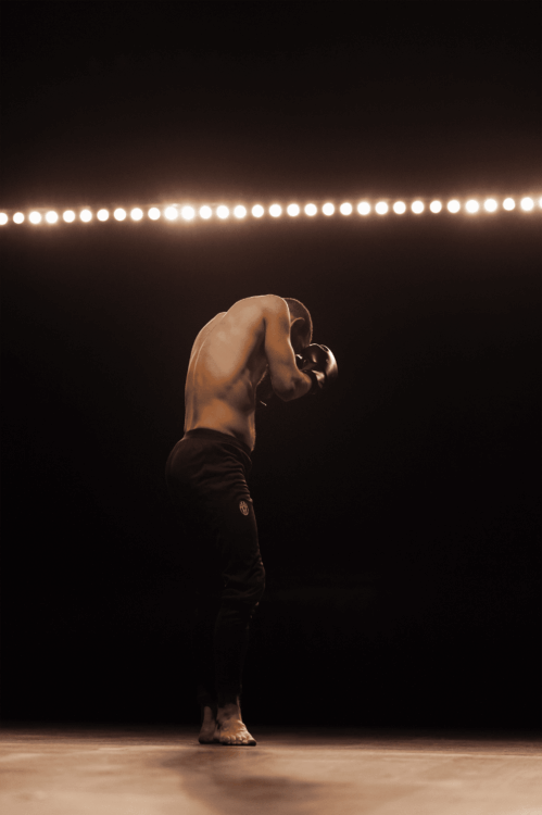 Photo de l'artiste de dos.