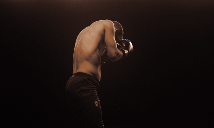 Photo de l'artiste de dos.