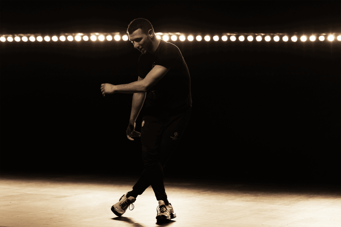 Photo de l'artiste en mouvement.