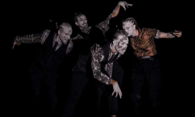 Photo des artistes en mouvement sur scène.