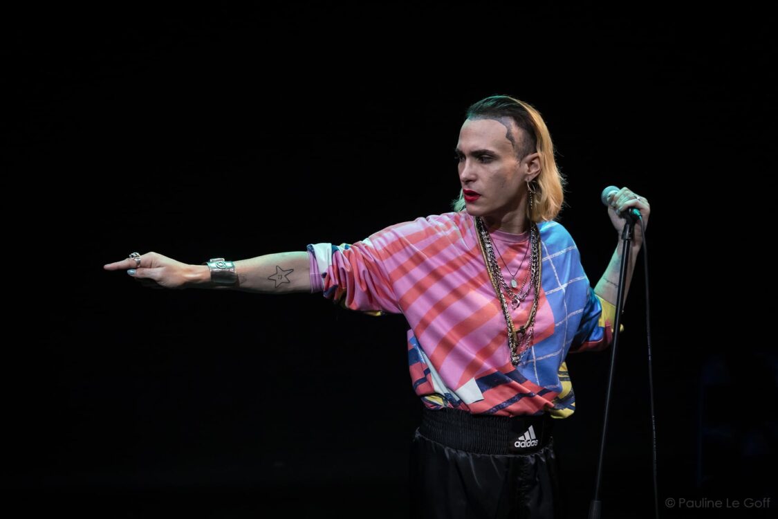 Photographie de l'artiste en pleine performance.