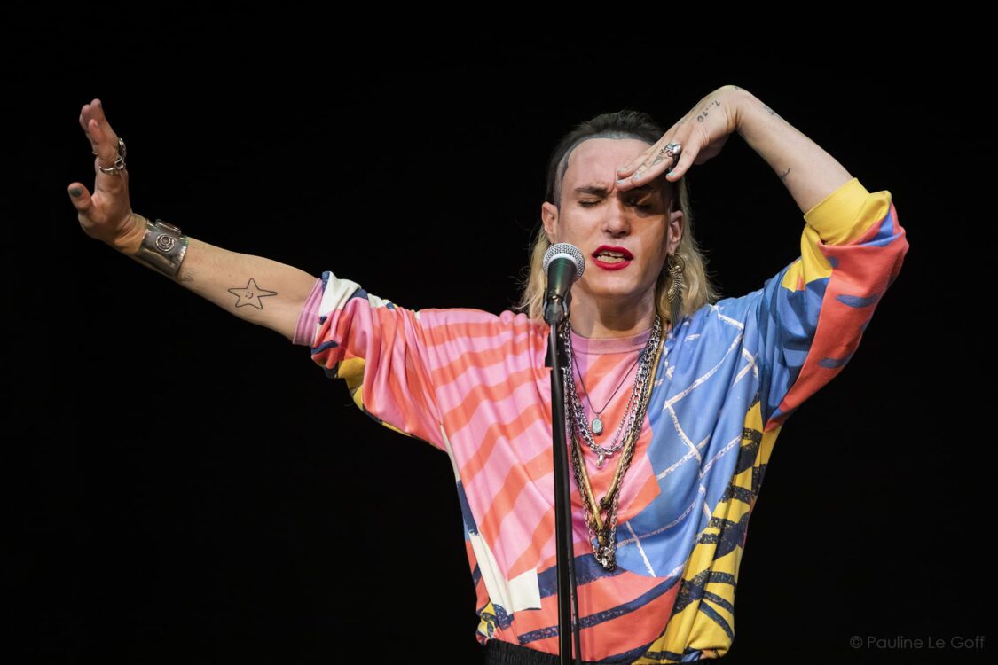 Photographie de l'artiste en pleine performance.