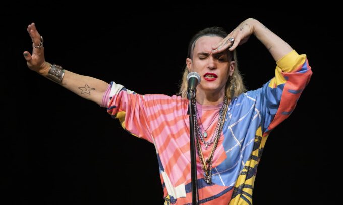 Photographie de l'artiste en pleine performance.