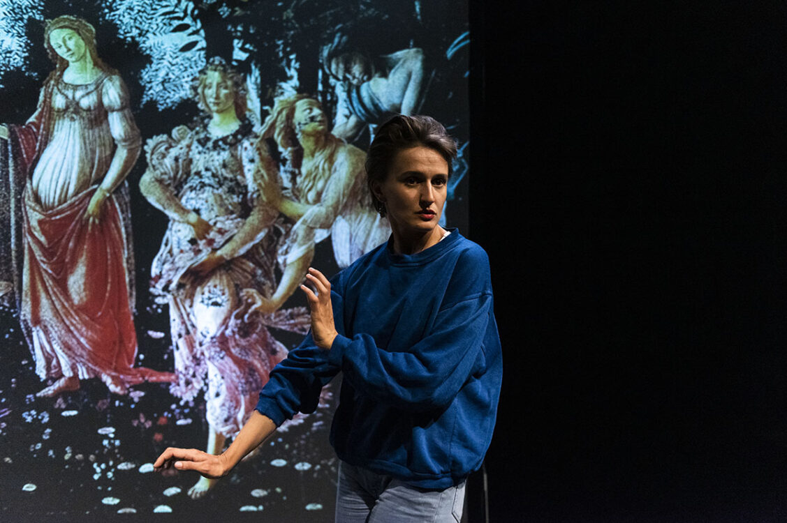 Photo d'une des performeureuse sur scène.