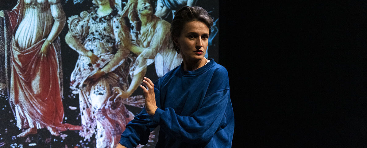 Photo d'une des performeureuse sur scène.