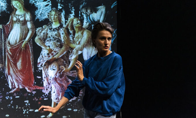 Photo d'une des performeureuse sur scène.