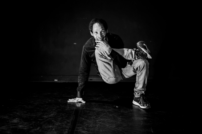 Photo en noir et blanc de l'artiste Gabin Nuissier en mouvement face caméra.