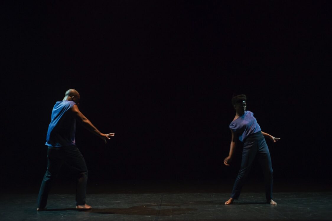Danseur.se en mouvement sur fond noir Danseur.se en mouvement sur fond noir