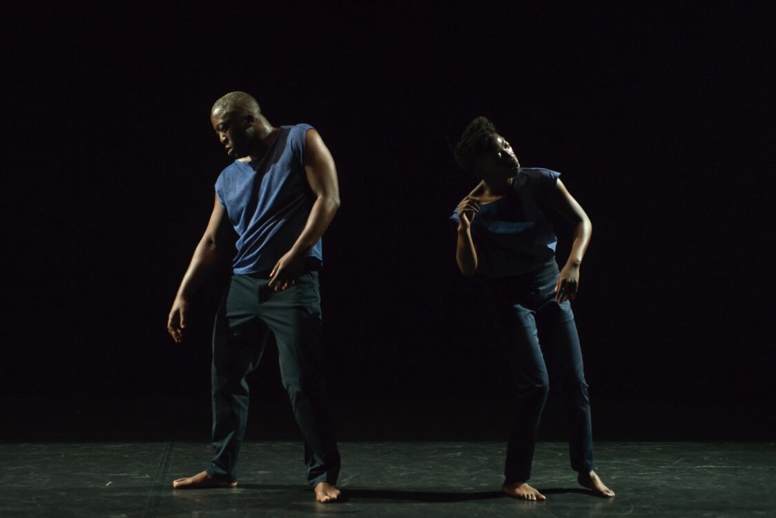 Représentation de AlShe/Me avec danseur.se sur scène Représentation de AlShe/Me avec danseur.se sur scène