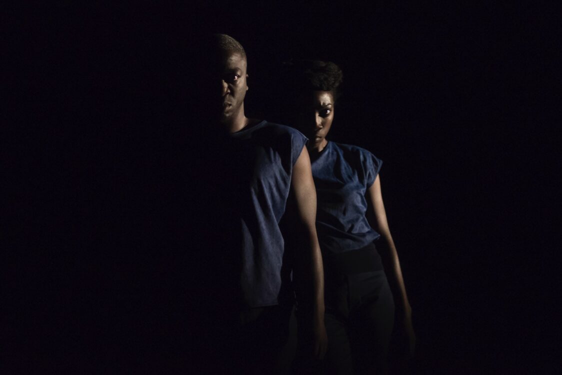 Danseur.se en mouvement sur fond noir Danseur.se en mouvement sur fond noir