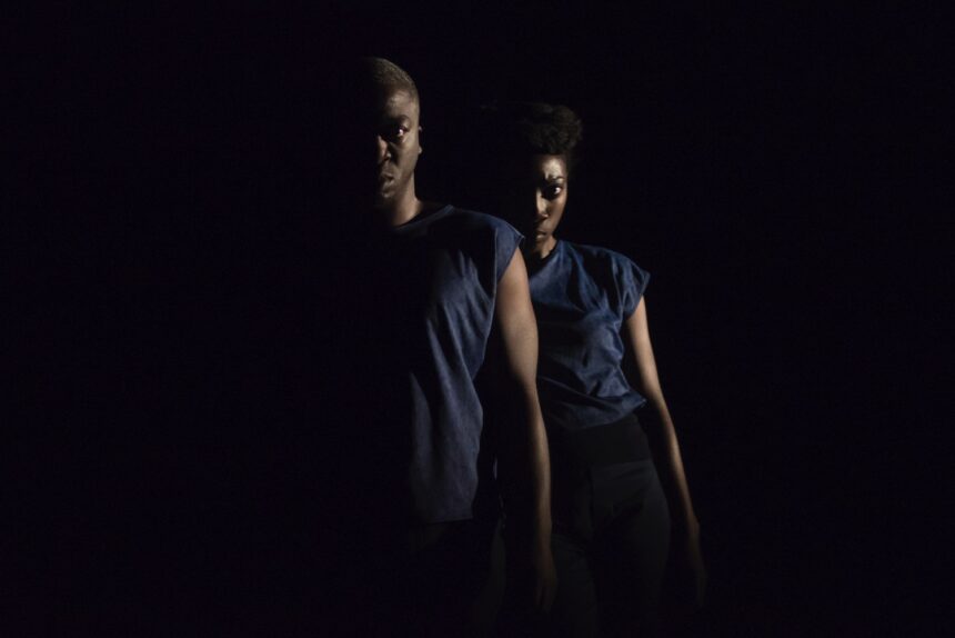 Danseur.se en mouvement sur fond noir