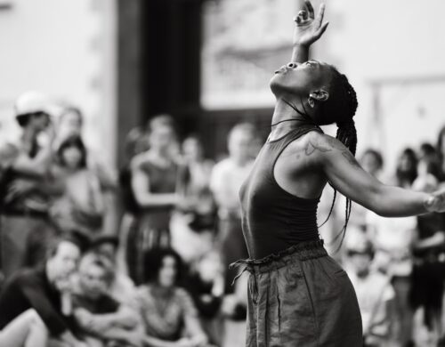 Photo en noir et blanc. Linda dansant au centre.