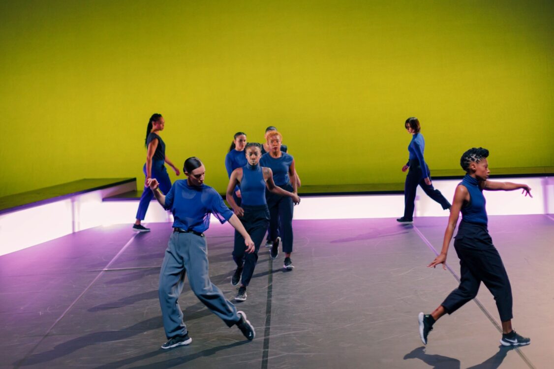 Danseuses en mouvement, haut bleu avec un fond vert. Danseuses en mouvement, haut bleu avec un fond vert.