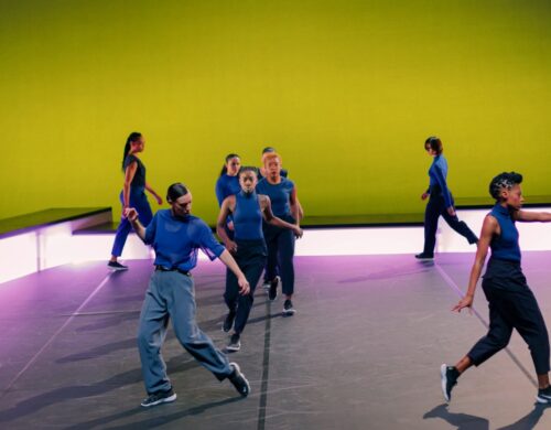 Danseuses en mouvement, haut bleu avec un fond vert.