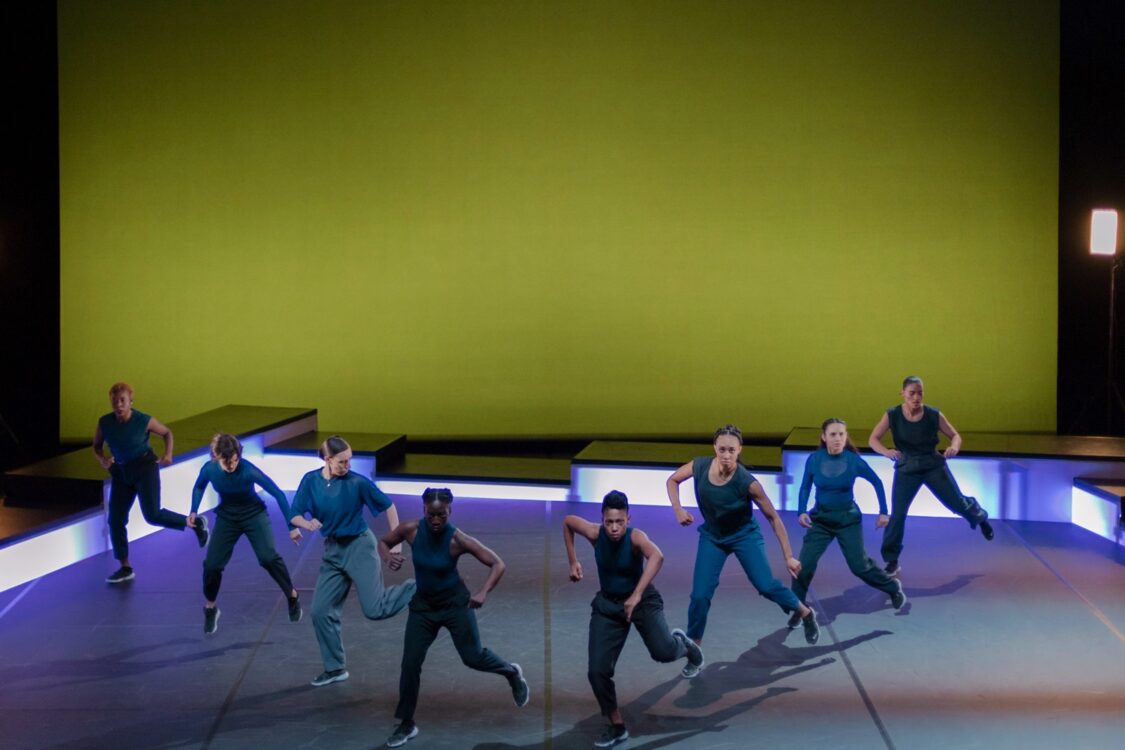 Danseuses en mouvement, haut bleu avec un fond vert. Danseuses en mouvement, haut bleu avec un fond vert.