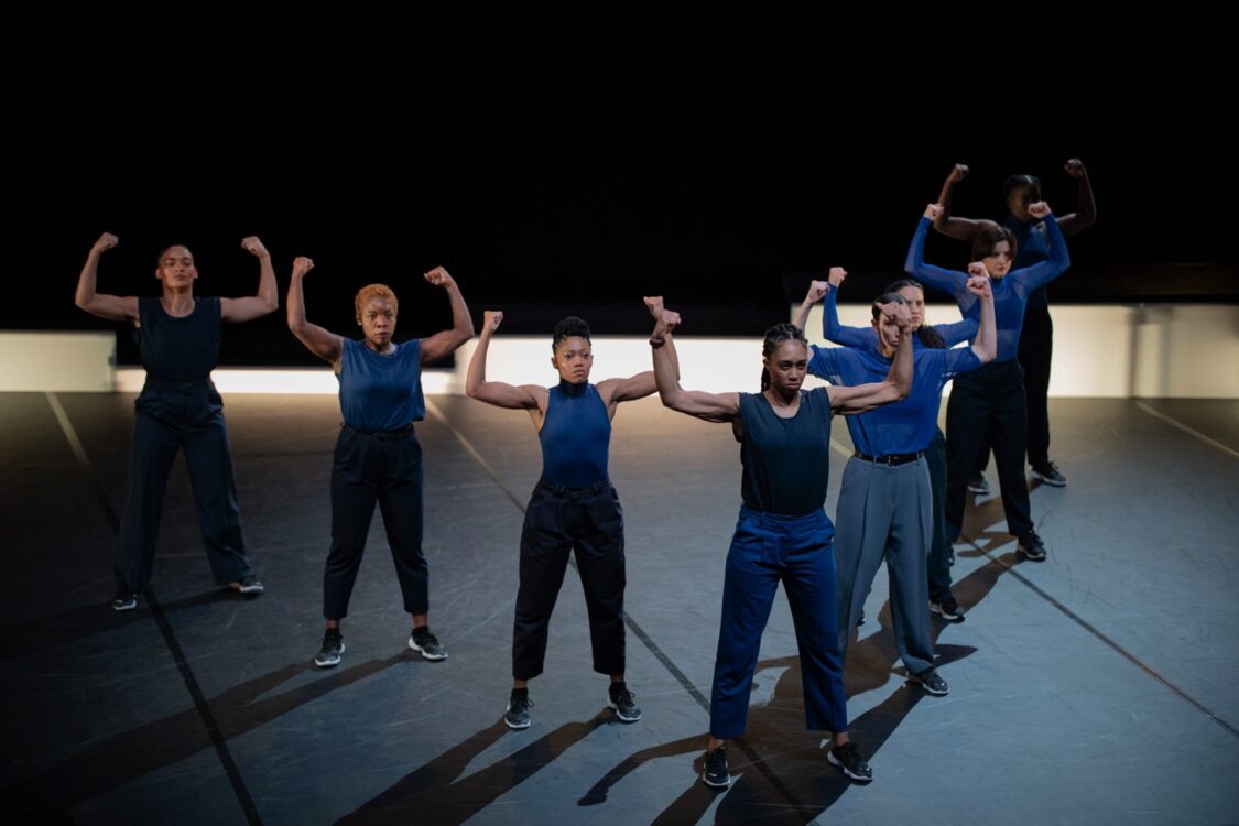 Danseuses en mouvement avec bras levés, haut bleu. Danseuses en mouvement avec bras levés, haut bleu.