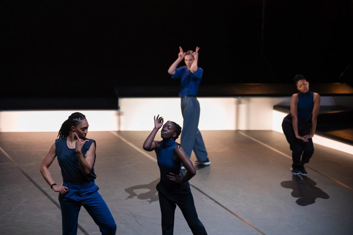 Danseuses en mouvement, haut bleu avec un fond noir.. Danseuses en mouvement, haut bleu avec un fond noir..