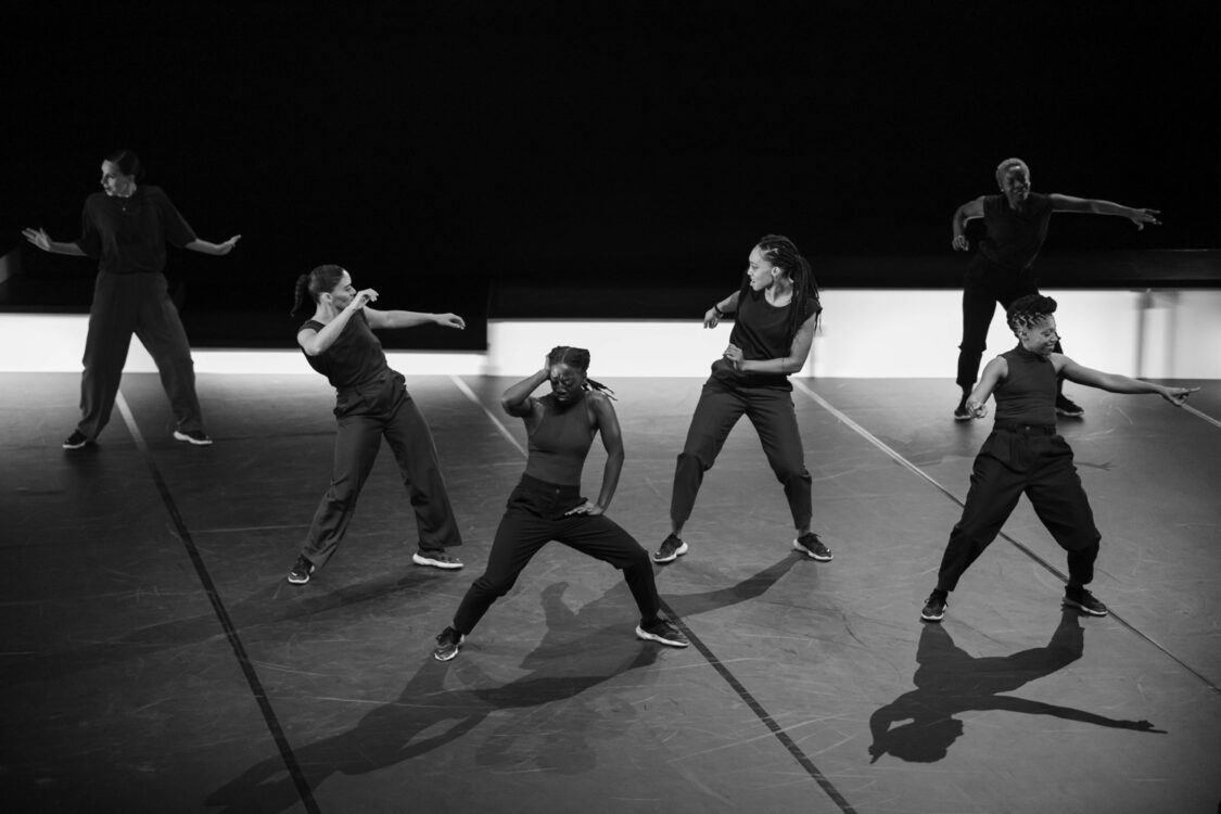 Photo en noir et blanc. Danseuses en mouvement. Photo en noir et blanc. Danseuses en mouvement.