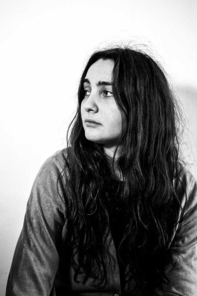 Photo noir et blanc portrait de l'artiste Rebecca Journo.