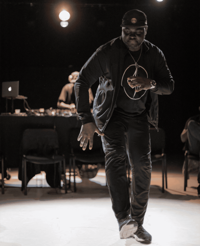 Photo de l'artiste Massangila « Yugson » Lumengo en plein mouvement.