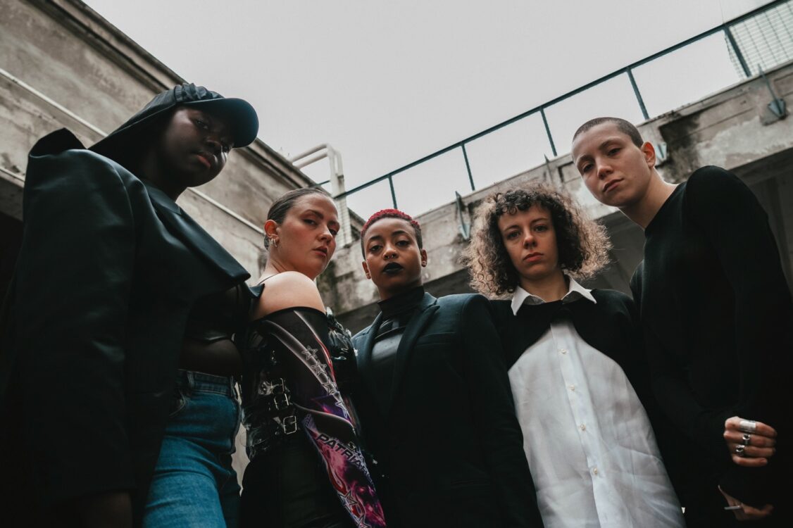 Photos en contreplongée des danseuses posant pour un photoshoot. Photos en contreplongée des danseuses posant pour un photoshoot.