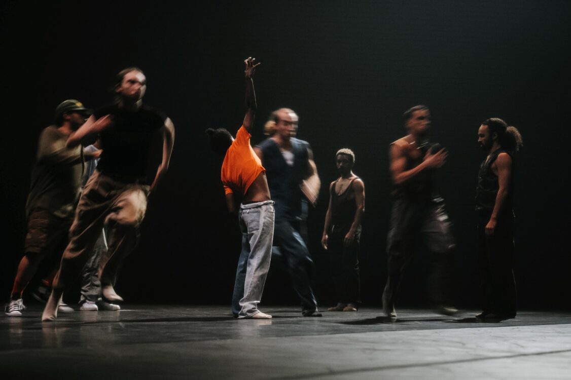 Danseurs en mouvement durant le spectacle Témoin. Danseurs en mouvement durant le spectacle Témoin.