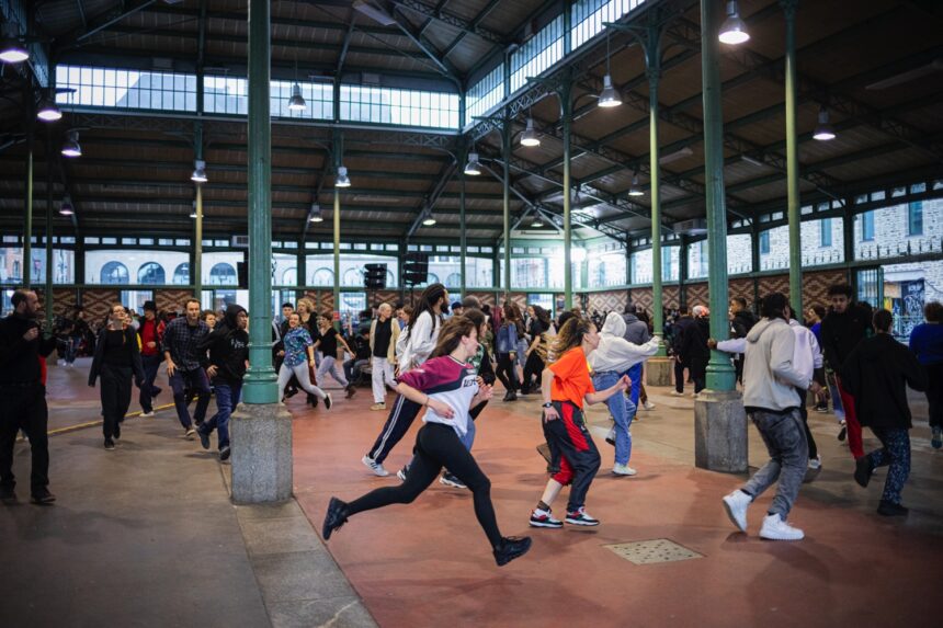 Danseurs en mouvement dans une cour intérieure pour le spectacle Apaches.