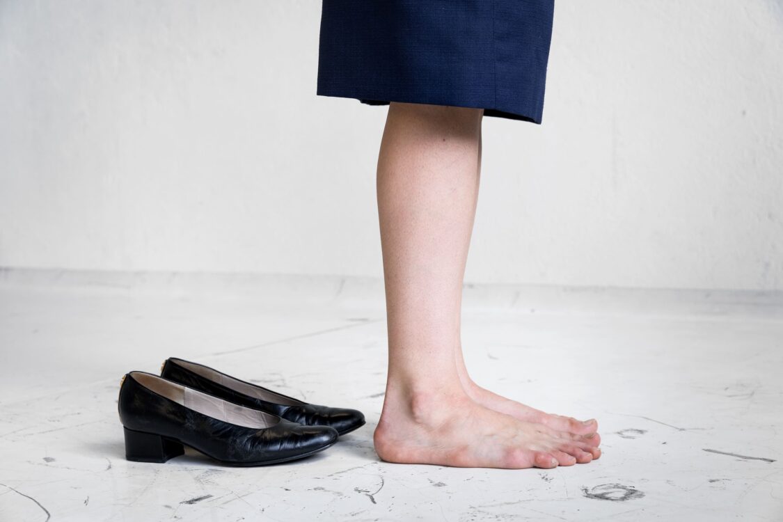 Focus sur les jambes de la danseuse avec ses chaussures derrière elle. Focus sur les jambes de la danseuse avec ses chaussures derrière elle.