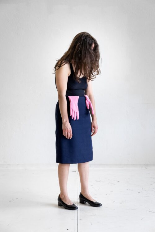 Danseuse tête baissée, tournée vers la droite. Danseuse tête baissée, tournée vers la droite.