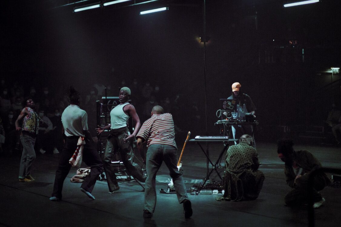 Danseurs en mouvement face à un musicien pour le spectacle Earthbound. Danseurs en mouvement face à un musicien pour le spectacle Earthbound.