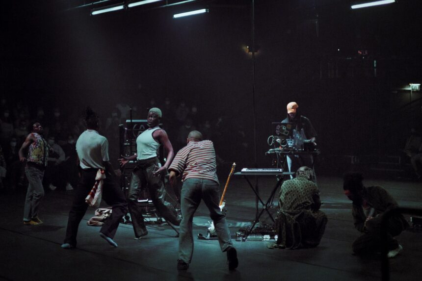 Danseurs en mouvement face à un musicien pour le spectacle Earthbound.