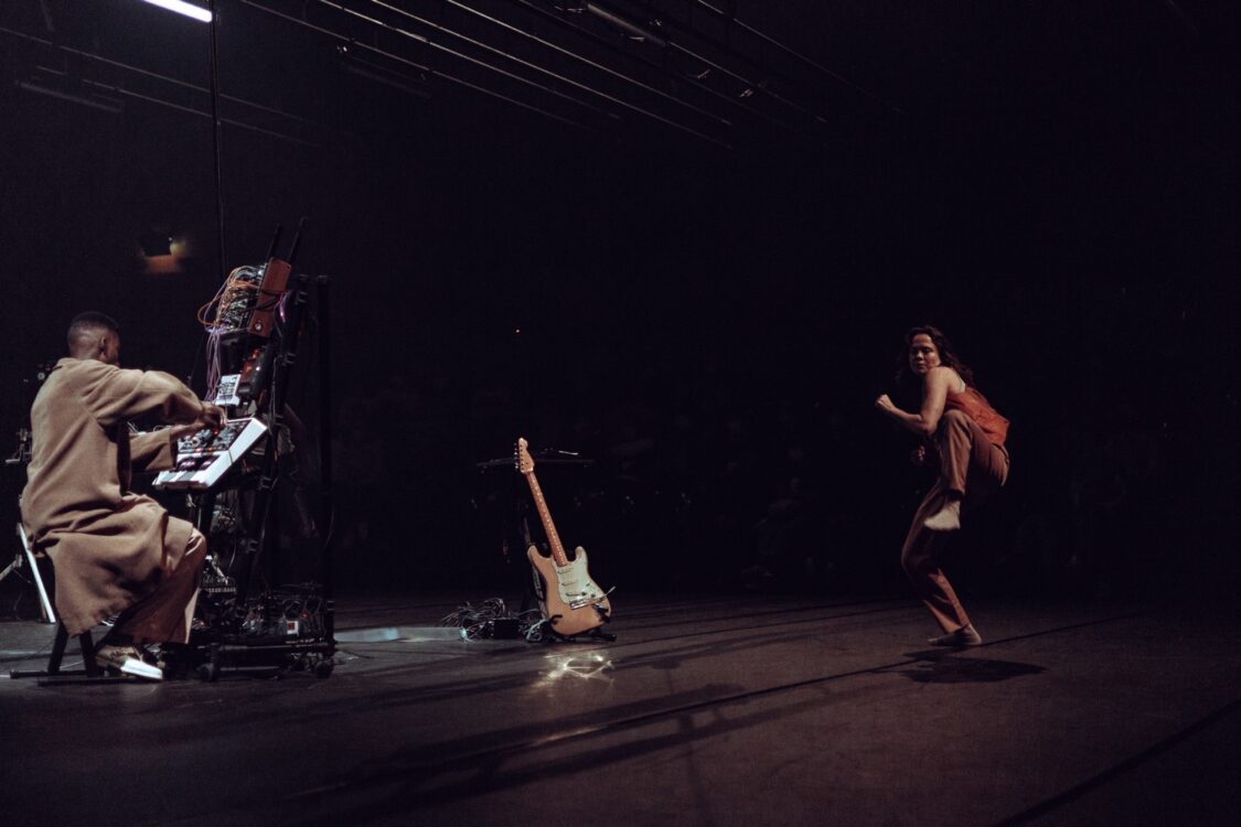 Danseuse en mouvement face à un musicien pour le spectacle Earthbound. Danseuse en mouvement face à un musicien pour le spectacle Earthbound.
