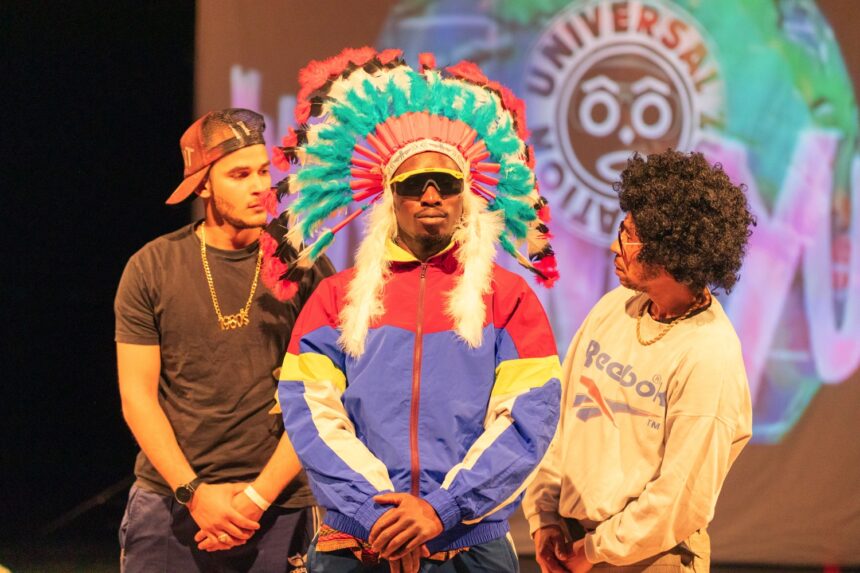 Trois acteurs face à la scène durant la représentation From Scratch