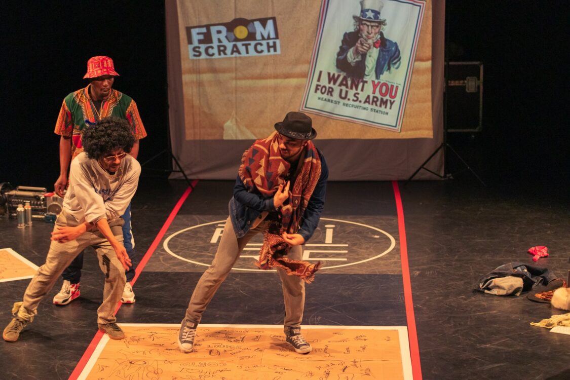 Danseurs en mouvement, décor terrain de basket pour le spectacle From Scratch. Danseurs en mouvement, décor terrain de basket pour le spectacle From Scratch.