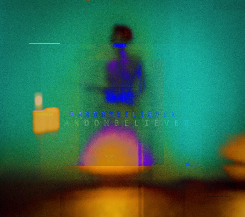 Poster du spectacle Random Believer. Fond vert avec une femme en bleu et un coucher de soleil en bas. Poster du spectacle Random Believer. Fond vert avec une femme en bleu et un coucher de soleil en bas.