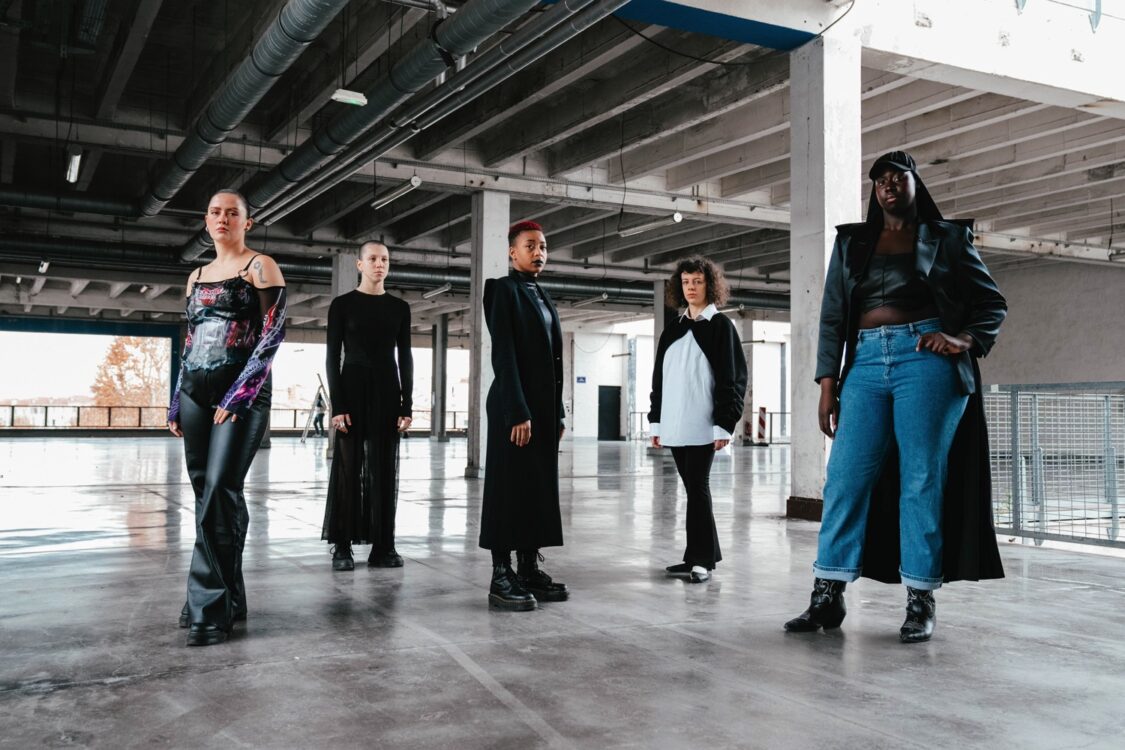 Photos des danseuses posant pour un photoshoot. Photos des danseuses posant pour un photoshoot.