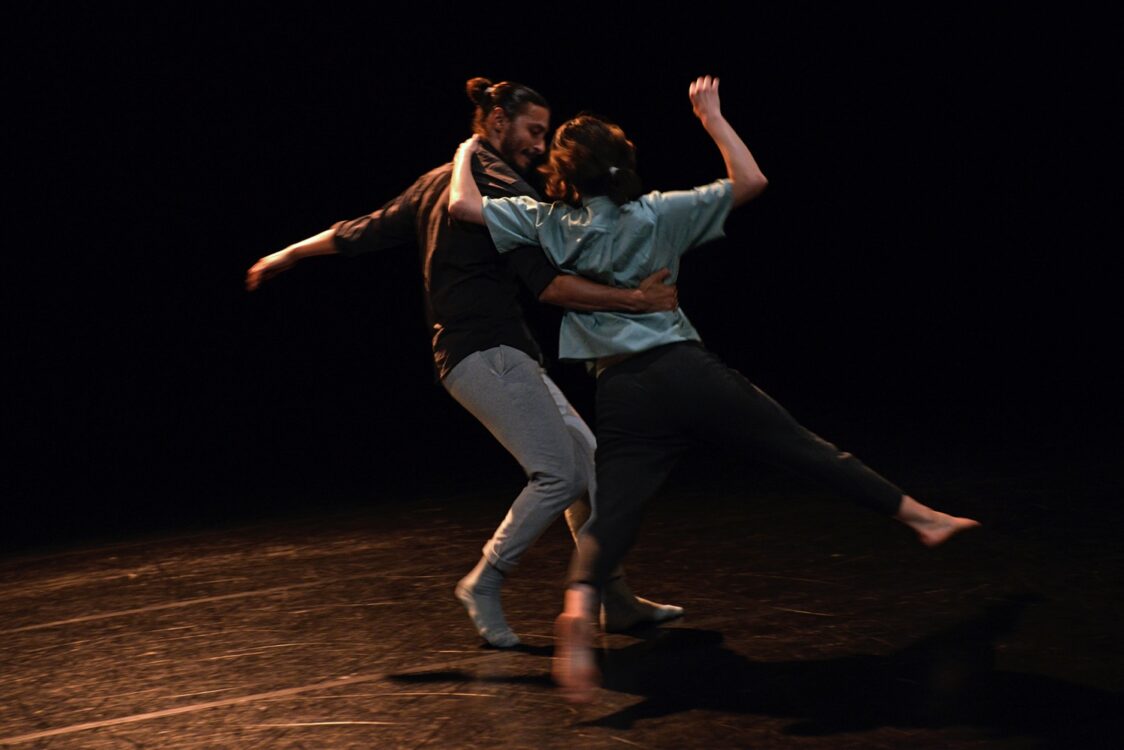 Deux danseurs en mouvement pour le spectacle Iskio. Deux danseurs en mouvement pour le spectacle Iskio.