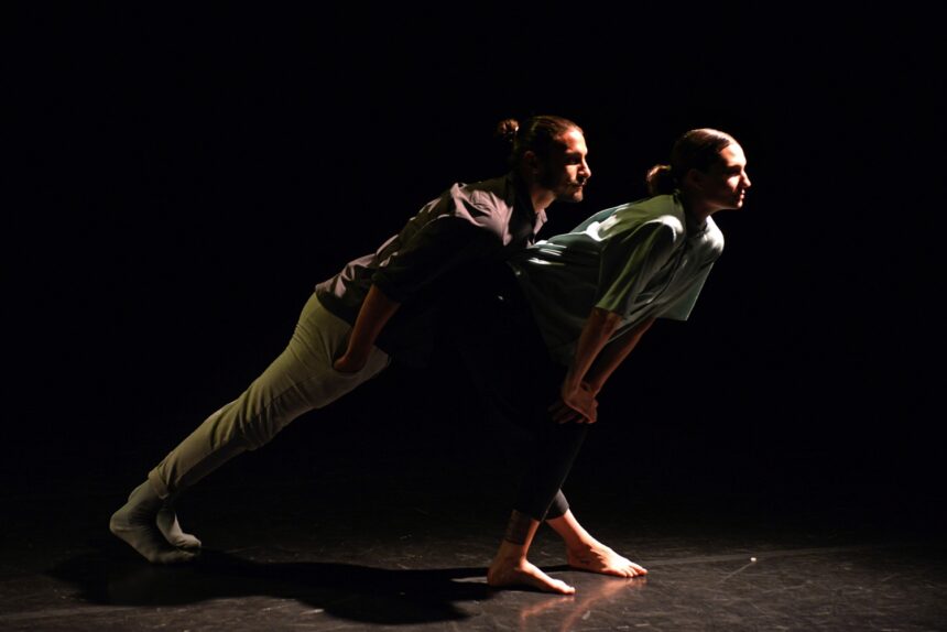 Deux danseurs en mouvement pour le spectacle Iskio.