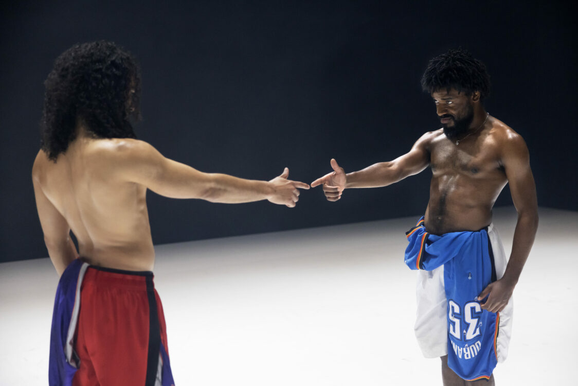 Deux danseurs qui se font face en se pointant du doigt, comme le geste d'une arme. Deux danseurs qui se font face en se pointant du doigt, comme le geste d'une arme.