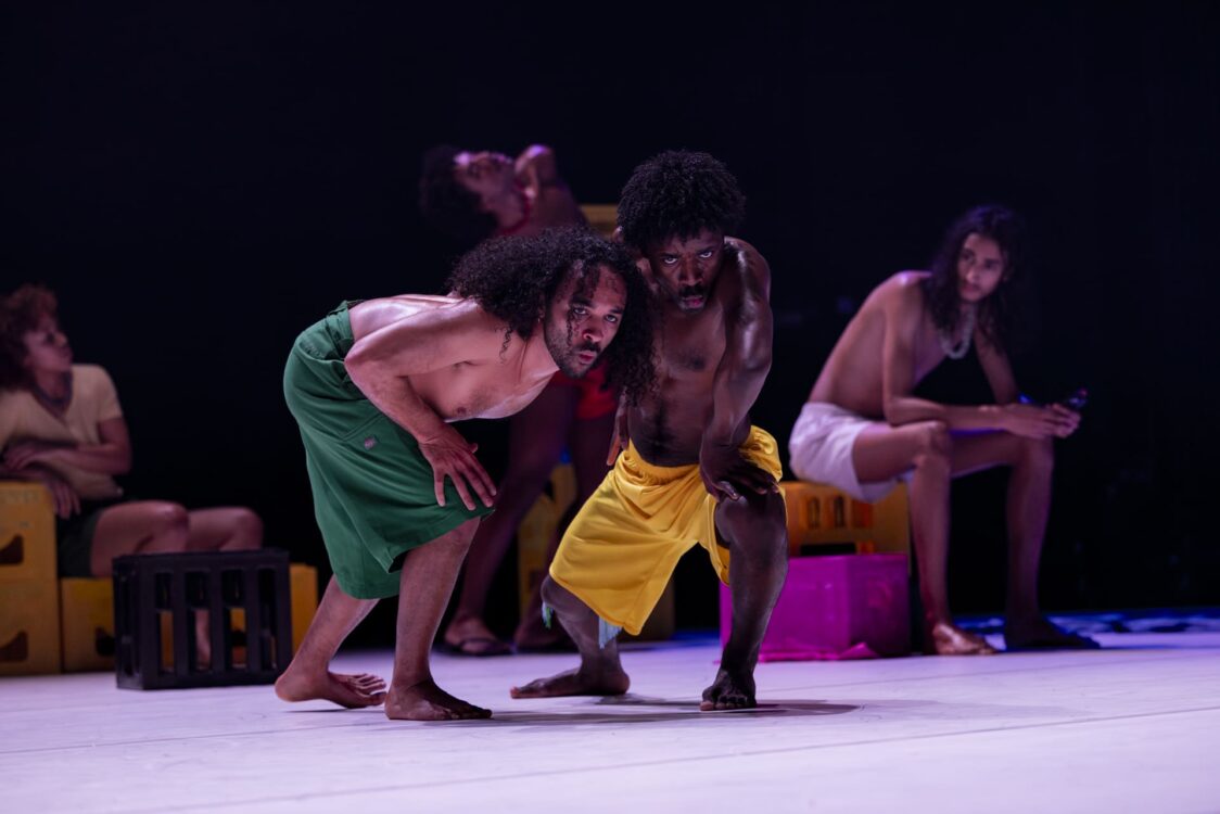 Deux danseurs en mouvement, un qui les regarde en fond. Deux danseurs en mouvement, un qui les regarde en fond.