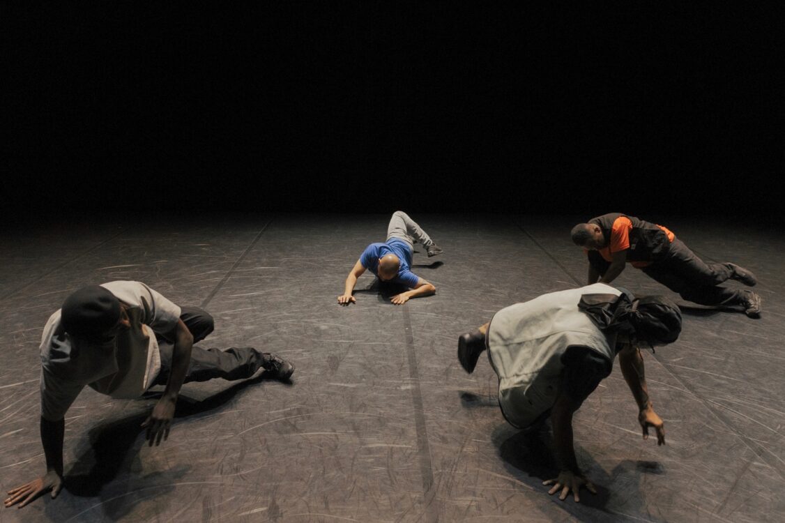 Danseurs en mouvement sur le sol pour le spectacle L'écume des traces. Danseurs en mouvement sur le sol pour le spectacle L'écume des traces.